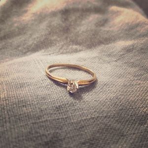 Sweet Little 14K Gold and Diamond Ring 💍